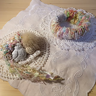 机/ブローチとシュシュ手作り/引き揃え糸/ハンドメイド/いつもいいね♡コメありがとうございます♡...などのインテリア実例 - 2018-12-10 19:02:51