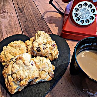 キッチン/成城石井のスコーンミックス/赤い電話/ホットカフェラテ/スコーン焼きました...などのインテリア実例 - 2024-02-04 16:09:06