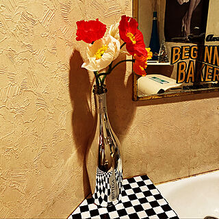 トイレに花を飾る/ワインボトルの花瓶/古い家/みて頂きありがとうございます( ◡̈)/ご無沙汰してスミマセン。...などのインテリア実例 - 2021-03-29 13:18:01