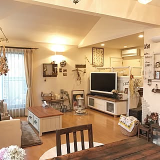部屋全体/アラジンストーブまだ出てます/1個ずつ消してます(。-∀︎-)ニヒ♪︎/カメラマーク消し☆/コーヒーテーブル...などのインテリア実例 - 2017-04-08 08:14:16