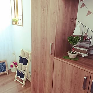 女性の、4LDK、家族住まいの「玄関/入り口」についてのインテリア実例