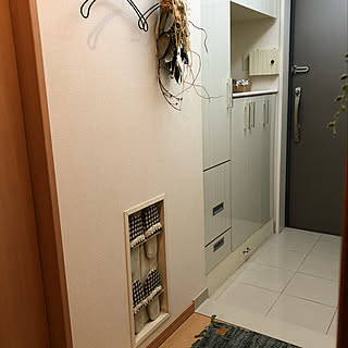 女性の、3LDK、家族住まいの「玄関/入り口」についてのインテリア実例