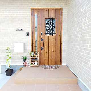玄関タイル Lixil玄関ドアのおしゃれなアレンジ 飾り方のインテリア実例 Roomclip ルームクリップ