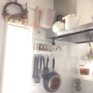 キッチン/吊り下げ収納/リース/ダイソーの調味料入れ/ティファールのキッチンツール...などのインテリア実例 - 2018-10-07 10:22:27