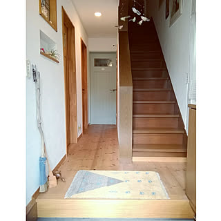 女性の、3LDK、家族住まいの「玄関/入り口」についてのインテリア実例