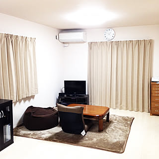 女性の、4LDK、家族住まいの「リビング」についてのインテリア実例