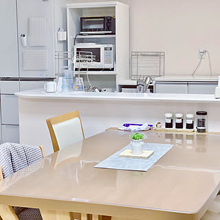 女性の、4LDK、家族住まいの「机」についてのインテリア実例