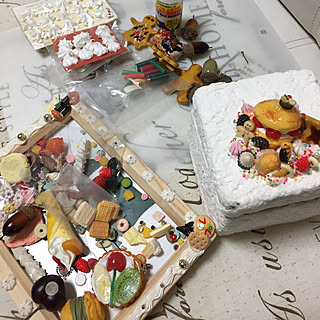 売って無いから終わりだね!/プラスチック接着剤/交換こした前のemiちゃんのクッキー/スイーツガチャ集めたてました。/今は300円ざんすガチャは!/マジかょ(怒`Д´怒)...などのインテリア実例 - 2017-10-27 20:26:38