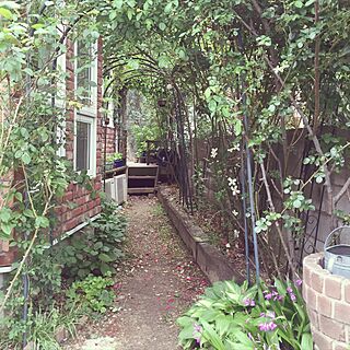 玄関/入り口/枕木花壇/レンガ壁/植物のある暮らし/花に囲まれて暮らしたい...などのインテリア実例 - 2016-11-05 20:07:52