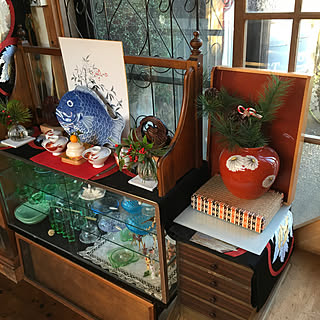 リビング/レトロガラスのコレクション達/南天の色紙絵/100均セリアのガラス花器一対/鋳物* 鶴 亀 鍋敷き/業務用サイフォンテーブル枠...などのインテリア実例 - 2018-01-08 11:49:18