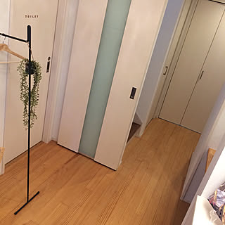 女性の、4LDK、家族住まいの「玄関/入り口」についてのインテリア実例