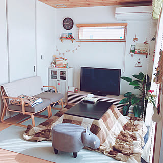 今日もぼちぼちいきましょう〜♫/まだまだコタツムリは続きます?!/外の世界に憧れるかばおくん♡/箱入りカバのかばおくん♡/無印良品 ソファ...などのインテリア実例 - 2019-03-25 09:22:44