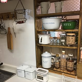 キッチン/ハデハデボトルラベル隠し/棚DIY/木枠DIY/ホーロー雑貨...などのインテリア実例 - 2017-07-18 06:22:53
