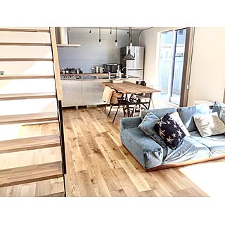 女性の、4LDK、家族住まいの「リビング」についてのインテリア実例