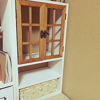 女性の、4DK、家族住まいの「リビング」についてのインテリア実例