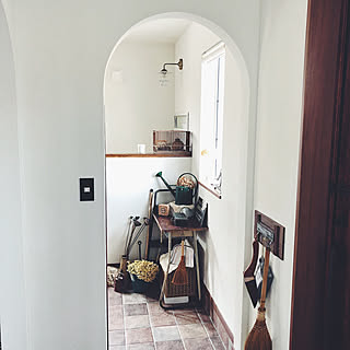 女性の、4LDK、家族住まいの「玄関/入り口」についてのインテリア実例