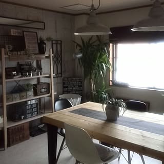 机/フライングタイガーフラワーベース/ダイソーフェイクグリーン/棚シェルフ/薄暗いですね(^。^;)のインテリア実例 - 2016-07-12 17:15:03