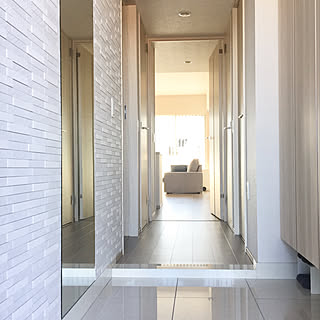 女性の、3LDK、家族住まいの「玄関/入り口」についてのインテリア実例