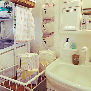 女性の、3LDK、家族住まいの「バス/トイレ」についてのインテリア実例