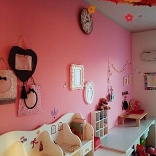 子供部屋 ピンクの壁紙のおしゃれなインテリアコーディネート レイアウトの実例 Roomclip ルームクリップ
