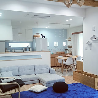 部屋全体/プフ/アクセントクロス/こどもと暮らす/キャビネット/LIXIL...などのインテリア実例 - 2017-10-23 20:46:36