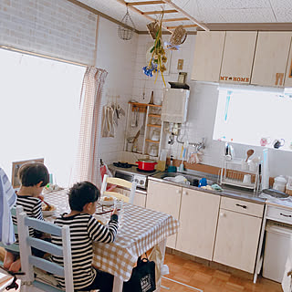 女性の、4DK、家族住まいの「キッチン」についてのインテリア実例