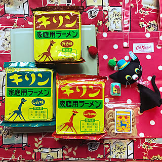 黒猫フェルトぬいぐるみ/フェリシモレトロ/ベッカライヨナタンさんのクッキー/キャスキッドソン/イギリスの昔の赤いカーテン生地...などのインテリア実例 - 2018-04-30 07:44:53