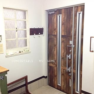 玄関/入り口/リメイクシート/ダイソー/板壁風シャビーシックブラウン/窓枠DIYのインテリア実例 - 2016-07-10 08:01:11
