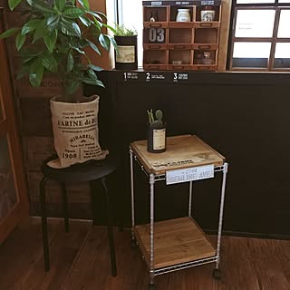 セリアの木箱で作った棚/IKEAの椅子/クッションフロア/サボさんの成長オモロイ/リメ缶...などのインテリア実例 - 2016-08-05 17:41:44