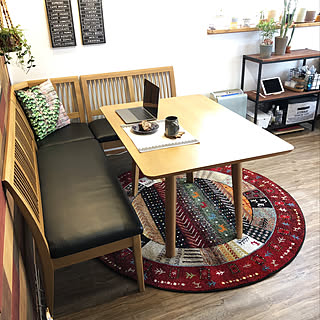 女性の、4LDK、家族住まいの「机」についてのインテリア実例