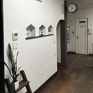 玄関/入り口/ナチュラル/100均フェイクグリーン/柱風クロス/塗り壁風クロス...などのインテリア実例 - 2017-03-24 18:29:39