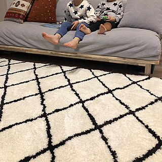 女性の、4LDK、家族住まいの「リビング」についてのインテリア実例