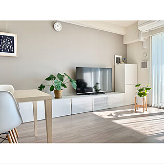 女性の、3LDK、家族住まいの「リビング」についてのインテリア実例