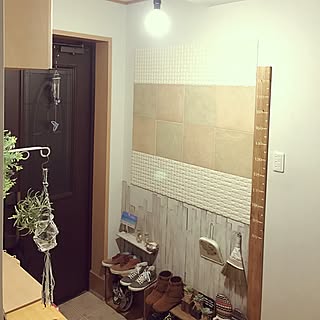 玄関/入り口/ほうき&ちりとり/エコカラットタイル/身長計DIY/ベニヤ板で板壁風...などのインテリア実例 - 2017-01-27 18:39:15