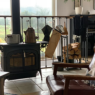 女性の、4LDK、家族住まいの「リビング」についてのインテリア実例