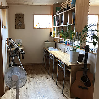 机/二階子供部屋前/大好きな絵本たち♡/読書スペース/落ち着く場所♪/ナチュラルインテリア...などのインテリア実例 - 2017-08-26 14:55:15