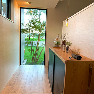 男性の、2LDK、家族住まいの「玄関/入り口」についてのインテリア実例