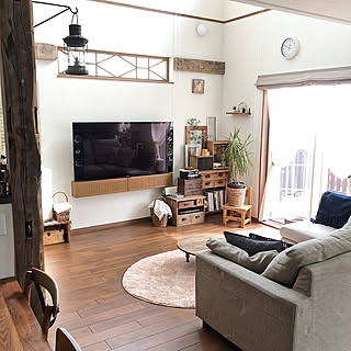 女性の、4LDK、家族住まいの「リビング」についてのインテリア実例