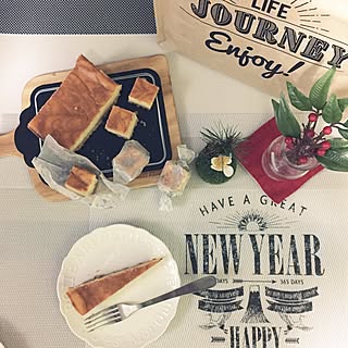 机/チーズケーキ/セリアウォールステッカー/ダイソーランチョンマット/プチデキャンタ...などのインテリア実例 - 2017-01-05 01:07:01