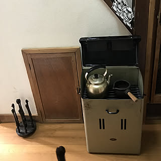 玄関/入り口/東京の家/猫のいる暮らし/クリッパン 鍋つかみ 敷 ネコネコネコ/階段下収納扉...などのインテリア実例 - 2018-01-30 09:17:41