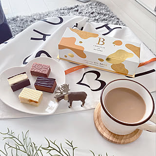 甘い物大好き♡/ミルクティー/バレンタインチョコ/おやつタイム/机のインテリア実例 - 2020-02-22 14:55:08