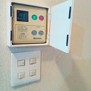 ホワイトペイント♥/古くなった給湯器⇒カバーDIY♥/スイッチカバー⇒ホワイトペイント♥/開け閉めは磁石で⌒☆パチン/●主人のDIY●...などのインテリア実例 - 2016-08-27 07:05:22