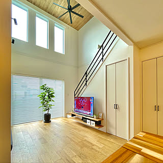 吹き抜けリビング 三連窓のおしゃれなインテリアコーディネート レイアウトの実例 Roomclip ルームクリップ