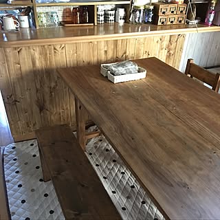 机/カウンター下板壁DIY/ダイニングテーブル/ハンドメイド家具/しまむらラグ...などのインテリア実例 - 2017-04-27 15:55:11