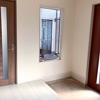 玄関/入り口/ホワイトフローリング/珪藻土/傘立て/ホワイト×ブラウン...などのインテリア実例 - 2018-01-13 15:40:46