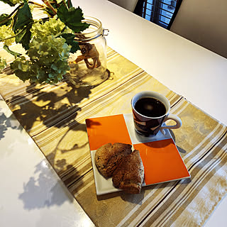 テーブルセンター手作り/テーブルセンター/フェイクフラワー/スコーン焼きました/スコーン手作り...などのインテリア実例 - 2019-02-28 08:12:45