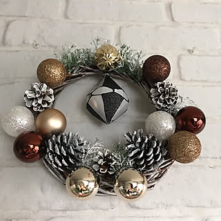 ダイソークリスマスボール/松ぼっくりリース/ハンドメイドリース/ハンドメイド/クリスマス/机のインテリア実例 - 2018-12-08 22:35:18