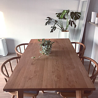 机 ダイニングテーブルのおしゃれなアレンジ・飾り方のインテリア実例 