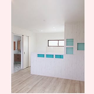 リビング/ホワイト&ブルー/Ｄフロア　チェスナット/ニッチ棚/対面キッチン...などのインテリア実例 - 2017-05-07 15:31:02