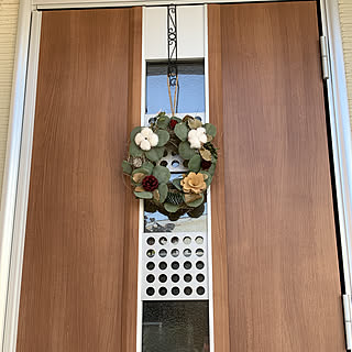 女性の、4LDK、家族住まいの「玄関/入り口」についてのインテリア実例